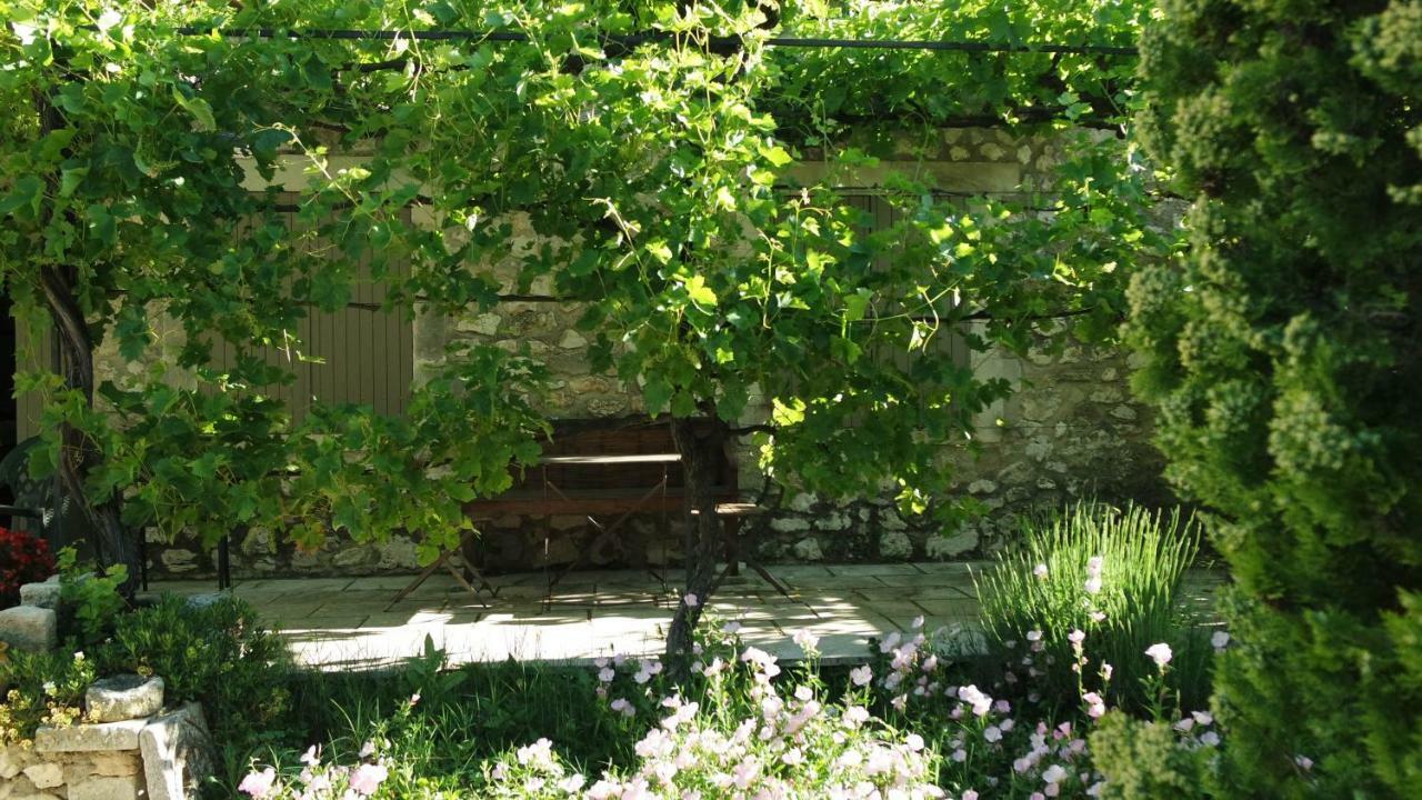 Mas Grimaud - Gite- Studio Et Chambres D'Hotes Familiales Eygalieres  Exterior photo